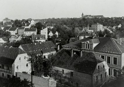 Blick über die Uthmannstraße mit Schule und die Leßkestraße gegen Roßthal