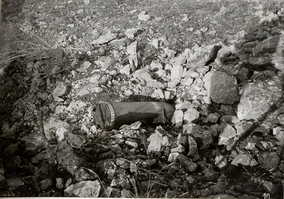 Blindgänger einer ital.38 cm Granate am Karst.7.9.17. (BildID 15601694)