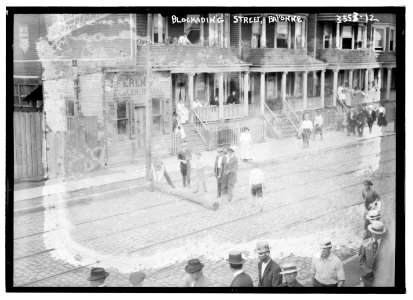Blockading street, Bayonne LCCN2014699541