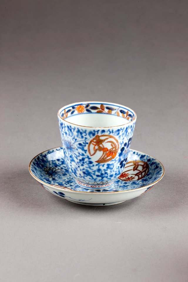 Blommig kopp från Japan gjord på 1700-talet - Hallwylska museet - 96022