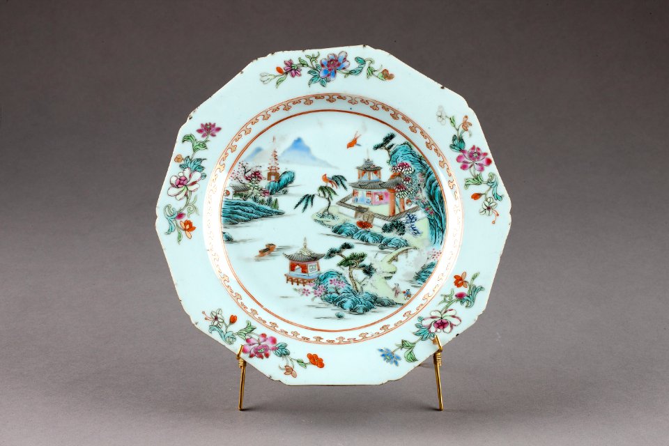 Blommig porslinstallrik gjord i Kina i mitten av 1700-talet - Hallwylska museet - 96080