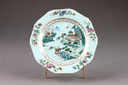 Blommig porslinstallrik gjord i Kina i mitten av 1700-talet - Hallwylska museet - 96080