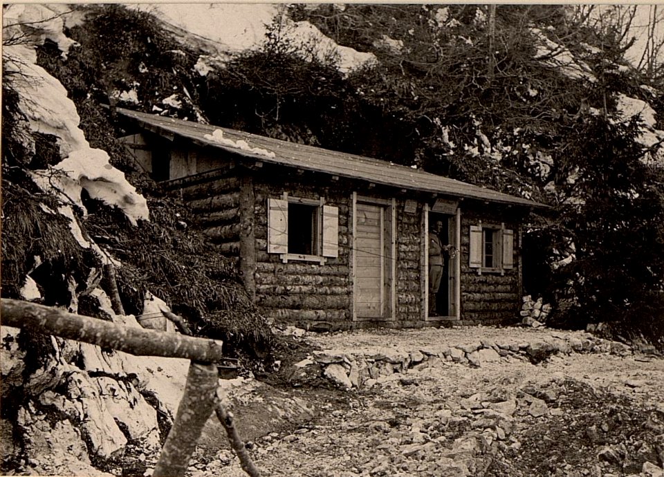 Blockhütte des Artillerie Gruppenkommandos am JAVORCEK. Aufgenommen am 17. Mai 1916. (BildID 15475342)