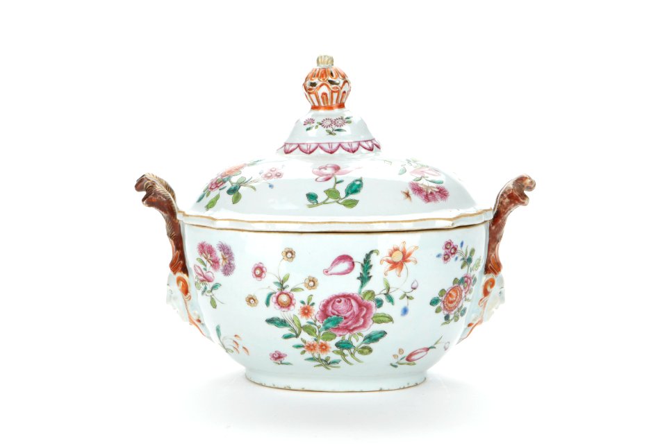 Blommig terrin från 1750 gjord av porslin med överglasyrmålning - Skoklosters slott - 93510