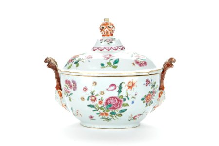 Blommig terrin från 1750 gjord av porslin med överglasyrmålning - Skoklosters slott - 93510