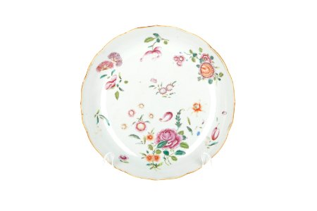 Blommigt djupt porslinsfat från 1750-talet med rosor och nejlikor - Skoklosters slott - 93518