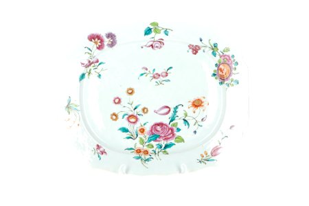 Blommigt porslinsfat från 1750-talet med rosor och nejlikor - Skoklosters slott - 93514