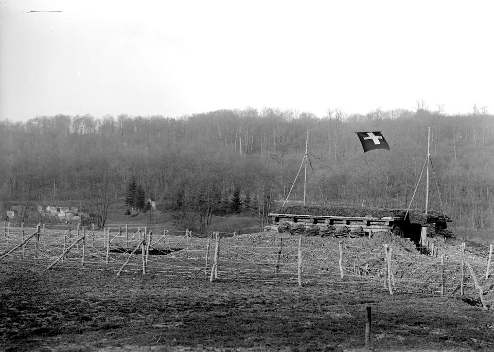 Blockhaus mit Drahthindernissen an der elsässischen Grenze - CH-BAR - 3238321