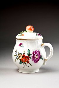 Blommig krämkopp i porslin, gjord på 1760-talet - Hallwylska museet - 93748