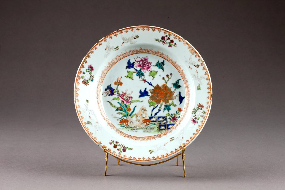 Blommig porslinstallrik gjord i Kina på 1700-talet - Hallwylska museet - 96078