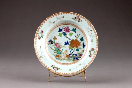 Blommig porslinstallrik gjord i Kina på 1700-talet - Hallwylska museet - 96078 photo