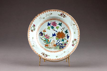 Blommig porslinstallrik gjord i Kina på 1700-talet - Hallwylska museet - 96078
