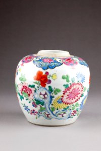 Blommig urna i porslin, gjord i Kina under Qing dynastin 1735-1795 - Hallwylska museet - 95651