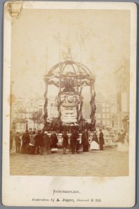 Bloemendecor op het Koningsplein ter gelegenheid van het 25-jarig regeringsjubileum van koning Willem III, 11 tot 13 mei 1874