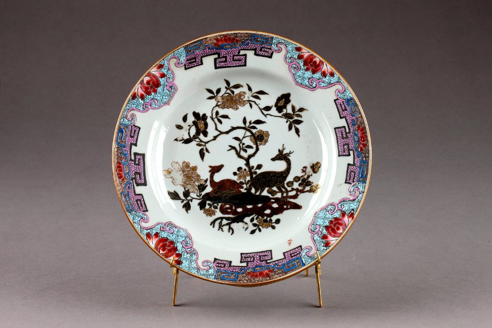 Blommig porslinstallrik gjord i Kina 1735 cirka - Hallwylska museet - 96079