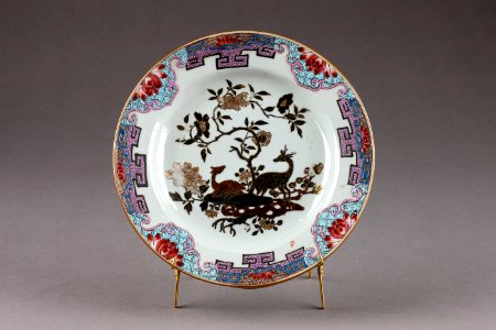 Blommig porslinstallrik gjord i Kina 1735 cirka - Hallwylska museet - 96079
