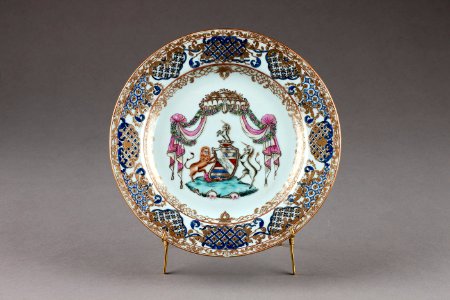 Blommig porslinstallrik gjord i Kina på 1760-talet - Hallwylska museet - 96101