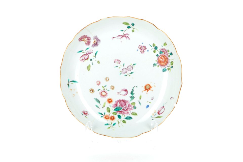 Blommigt djupt porslinsfat från 1750-talet med rosor och nejlikor - Skoklosters slott - 93517