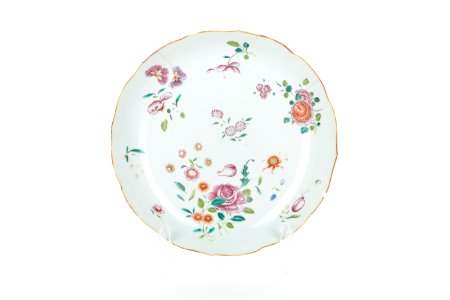 Blommigt djupt porslinsfat från 1750-talet med rosor och nejlikor - Skoklosters slott - 93517