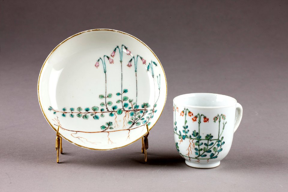 Blommigt porslin dekorerat med linnearankor, gjort i Kina 1735-1795. Enligt uppgift - Hallwylska museet - 96070