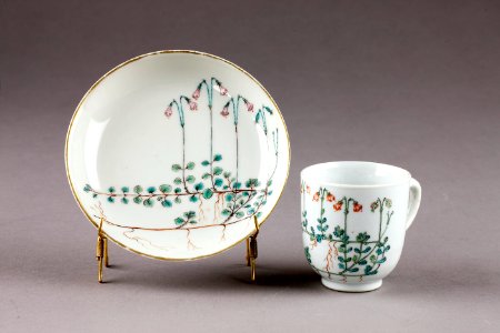 Blommigt porslin dekorerat med linnearankor, gjort i Kina 1735-1795. Enligt uppgift - Hallwylska museet - 96070