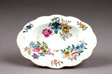 Blommigt porslinsfat gjort i Kina - Hallwylska museet - 95909