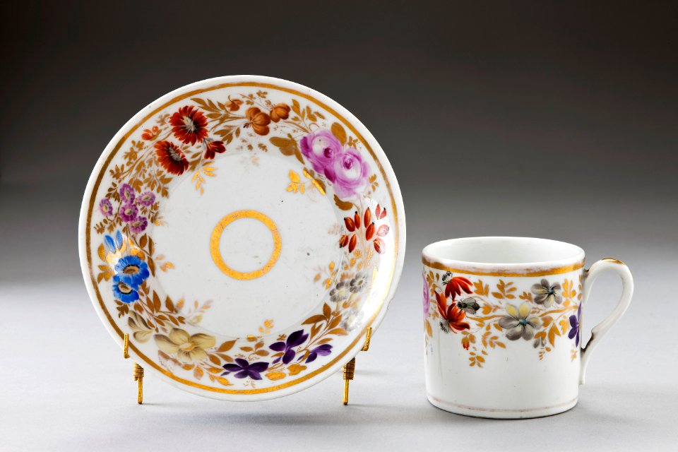 Blommig porslinskopp och fat från 1826 - Hallwylska museet - 93838