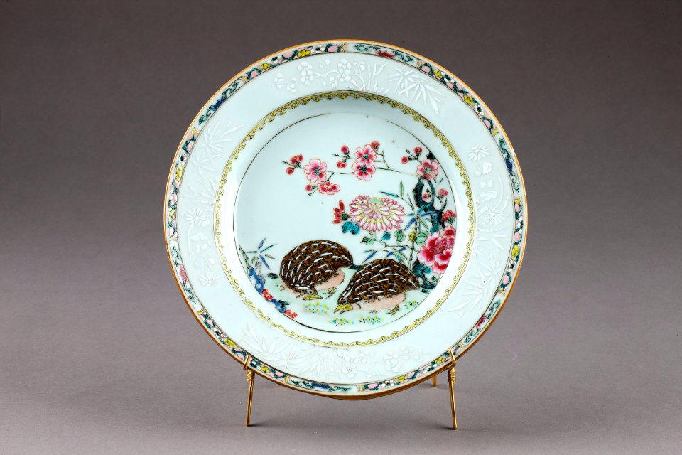 Blommig porslinstallrik gjord i Kina på 1730-talet, med pickande vaktlar - Hallwylska museet - 96102