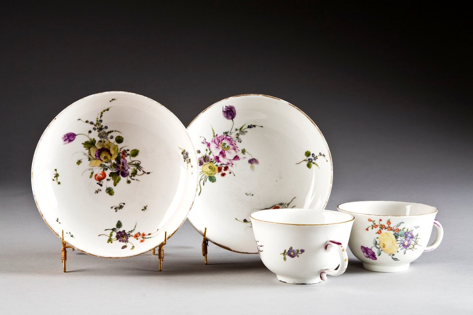 Blommiga Frankental porslinsfat och koppar gjorda mellan 1752-1769 - Hallwylska museet - 93753