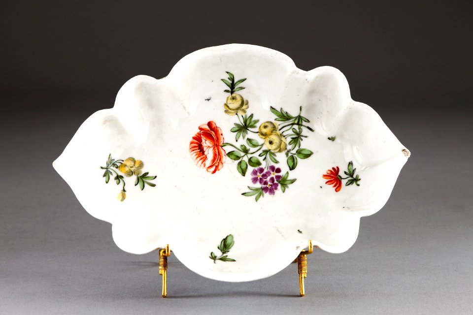 Blommigt porslinsfat gjord på 1700-talet - Hallwylska museet - 93862