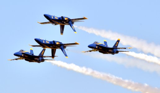 Blue Angels Diamond performs the Double Farvel. (34147287610)