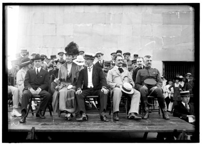 BLUE DEVILS (CHASSEURS ALPINE) AT WASHINGTON MONUMENT. FRONT- SEC. BAKER; MME. JUSSERAND; AMB. JUSSERAND LCCN2016869322