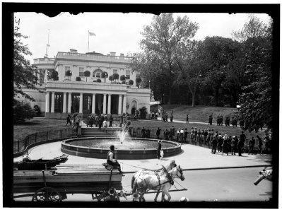 BLUE DEVILS (CHASSEURS ALPINE) AT WHITE HOUSE, EAST ENTRANCE LCCN2016869182
