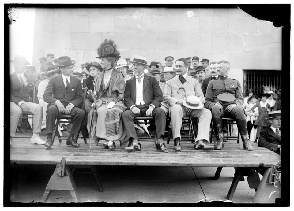 BLUE DEVILS (CHASSEURS ALPINE). AT WASHINGTON MONUMENT. FRONT- SEC. BAKER; MME. JUSSERAND; AMB. JUSSERAND LCCN2016869328