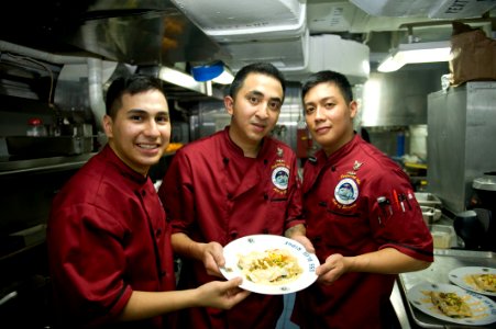Blue Ridge chefs defend Iron Chef title 120520-N-CP762-357