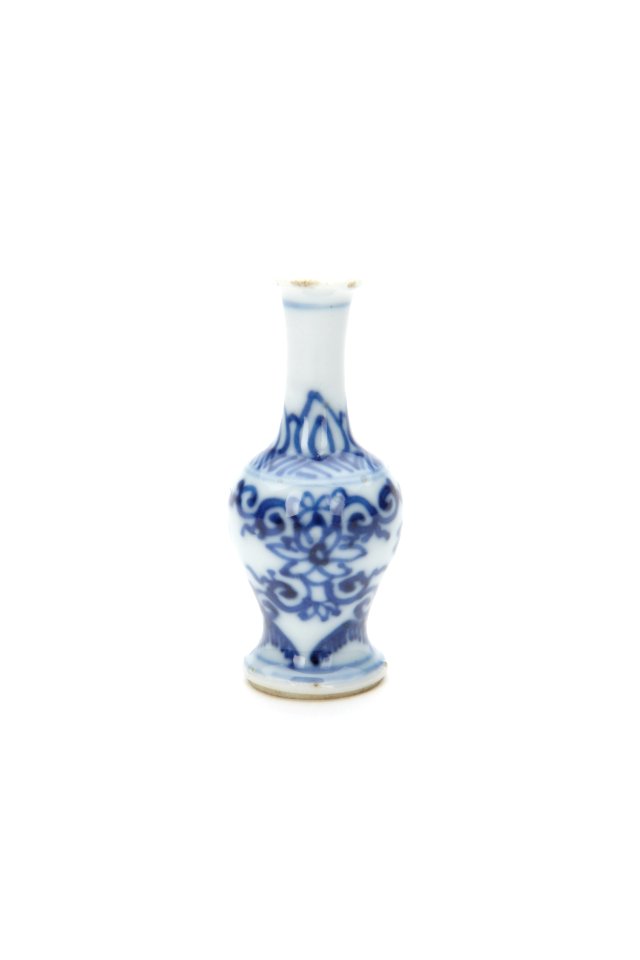 Blå och vit kinesisk miniatyrvas av porslin från 1662-1722 - Skoklosters slott - 93525