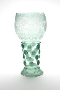 Blåst grönt glas med graverade vinrankor, från omkring 1600-talets mitt - Skoklosters slott - 93440