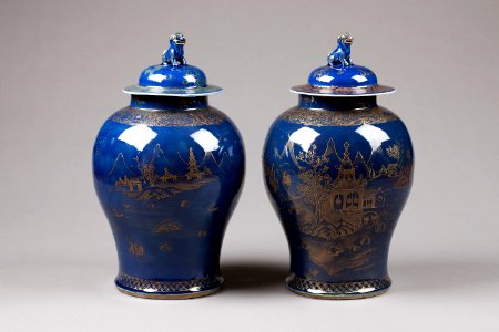 Blå porslinsurnor gjorda i Kina med Fos hund på locket - Hallwylska museet - 96153