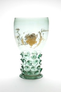 Blåst grönt glas målat med guld, från 1600-talets första hälft - Skoklosters slott - 93438