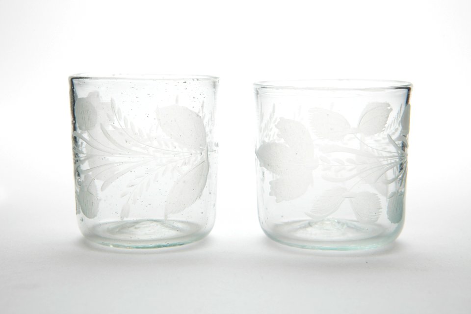 Blåsta glas med graverade växter, från 1700-talets första hälft - Skoklosters slott - 93441