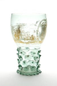 Blåst grönt glas målat med guld, från 1600-talets första hälft - Skoklosters slott - 93439