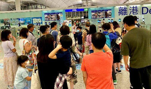 BNO holders leave HK on LOTR last day 20210719