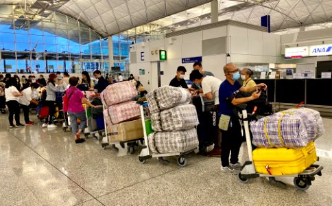 BNO holders leave HK on LOTR last day HKIA check in queue 20210719