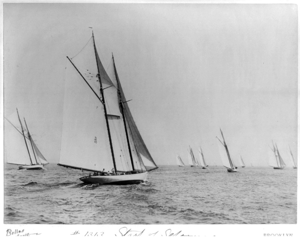 Boat races)- Start of schooners LCCN2003655628