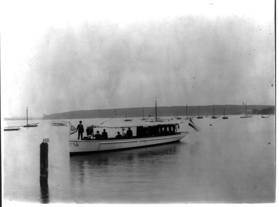 Boat with Ruhmer wireless phone on board, Wanusu, Berlin, 1902 LCCN2012649421