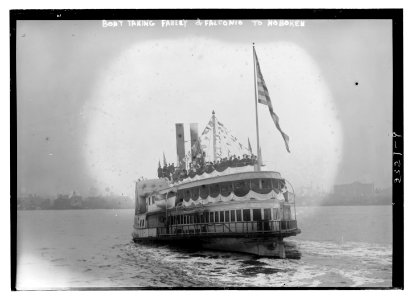Boat taking Farley & Falconio to Hoboken LCCN2014689909