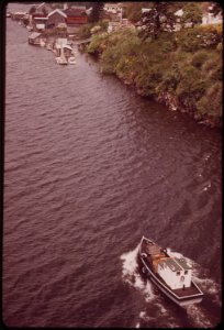 Boating-on-the-columbia-river-at-cathlamet-which-has-a-population-of-656-051973 4271584803 o