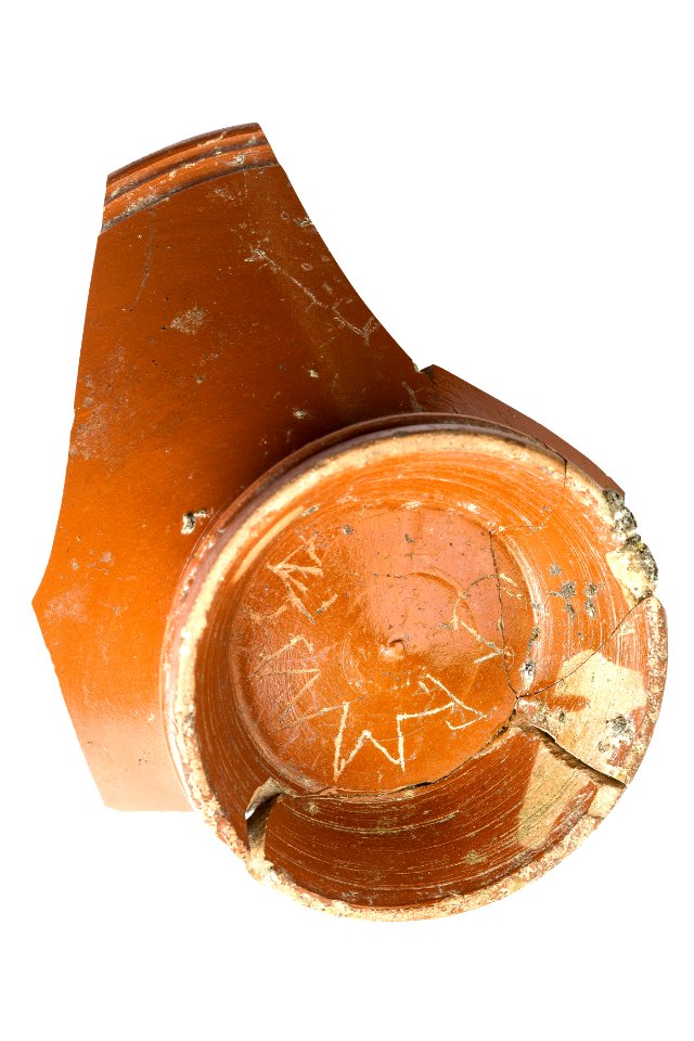 Bodem van een kop in terra sigillata met grafitto, 0 tot 40 NC, vindplaats- Tongeren, Vermeulenstraat 2, 2006-2007, collectie Gallo-Romeins Museum Tongeren, GRM 10114