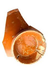 Bodem van een kop in terra sigillata met grafitto, 0 tot 40 NC, vindplaats- Tongeren, Vermeulenstraat 2, 2006-2007, collectie Gallo-Romeins Museum Tongeren, GRM 10114