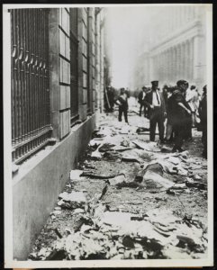Bodies of dead on sidewalk following Wall St. explosion in 1920 LCCN2015647267